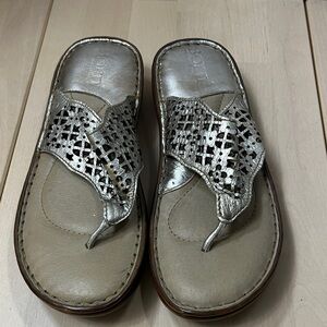 BORN Gold Metallic Leather Geometric Laser Cut Flip Flops Sandals Women’s 6 Med